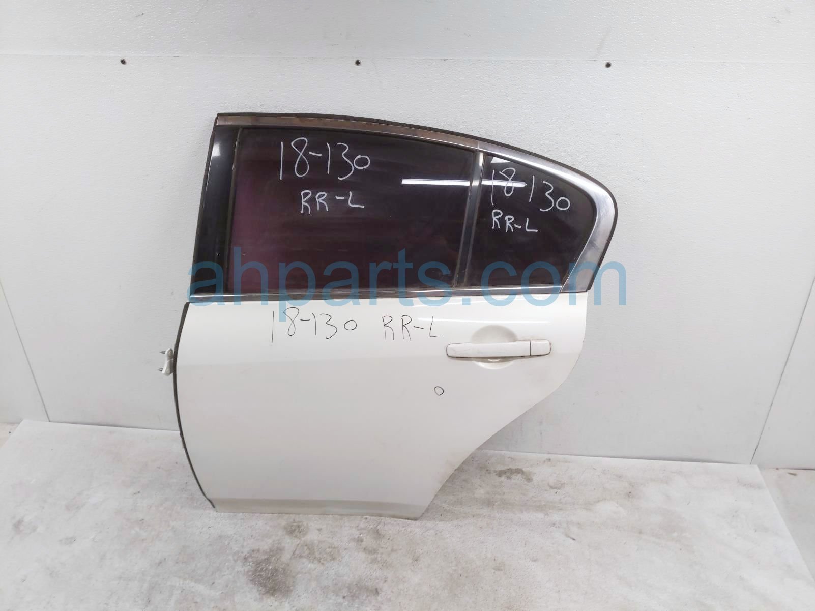 $175 Infiniti RR/LH DOOR WHITE *DING