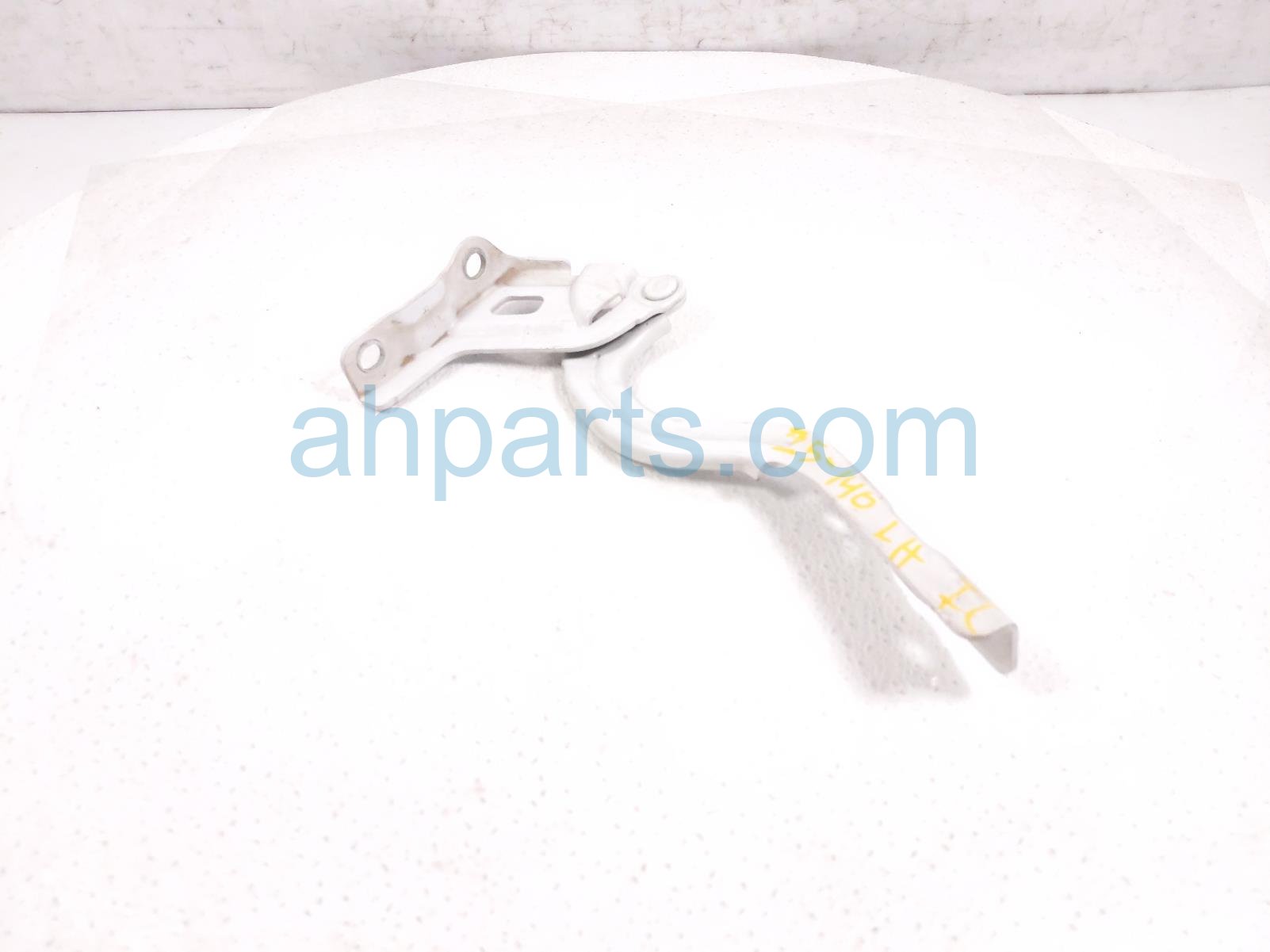 $35 Hyundai LH HOOD HINGE - WHITE $35 Hyundai LH HOOD HINGE - WHITE