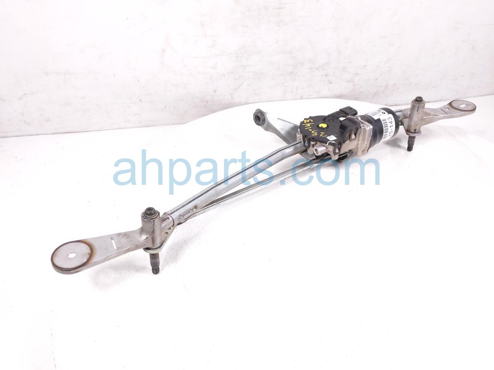 $125 BMW WINDSHIELD WIPER MOTOR W/ARM ASSY