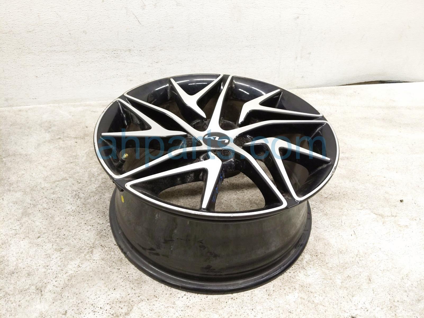 $395 Kia RR/LH WHEEL / RIM * $395 Kia RR/LH WHEEL / RIM *