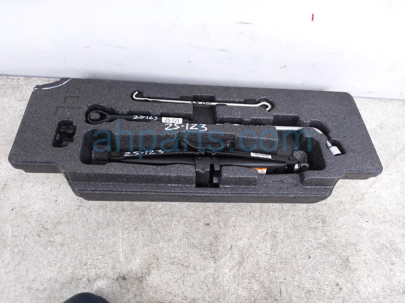 $150 Toyota 3 TOOLS + SCISSOR JACK W/FOAM TRAY *