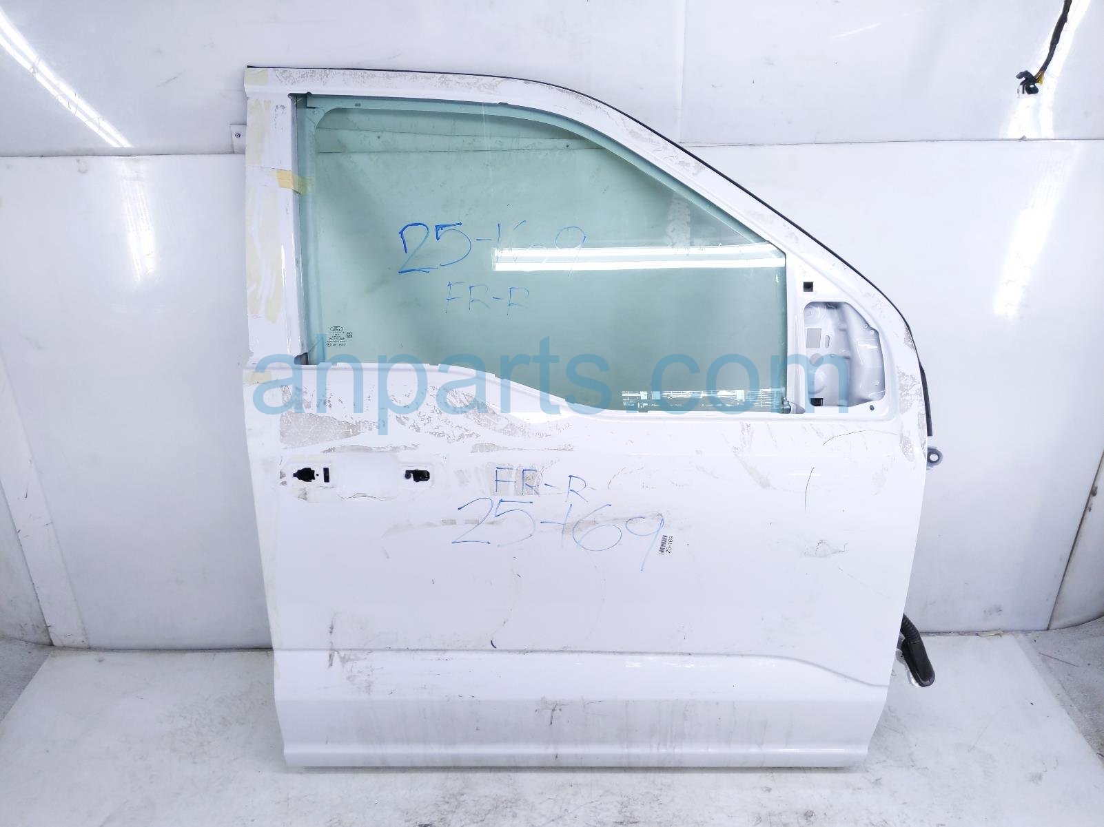 $900 Ford FR/RH DOOR - WHITE - NO MIRROR/TRIM* $900 Ford FR/RH DOOR - WHITE - NO MIRROR/TRIM*