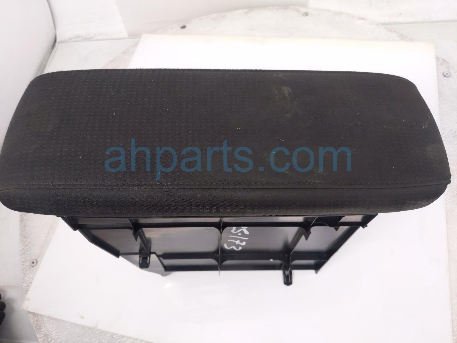 $125 Toyota CENTER CONSOLE LID W/BOX - BLACK * $125 Toyota CENTER CONSOLE LID W/BOX - BLACK *