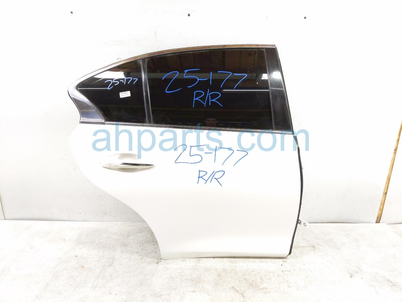 $399 Infiniti RR/RH DOOR - WHITE - NO INSIDE TRIM $399 Infiniti RR/RH DOOR - WHITE - NO INSIDE TRIM