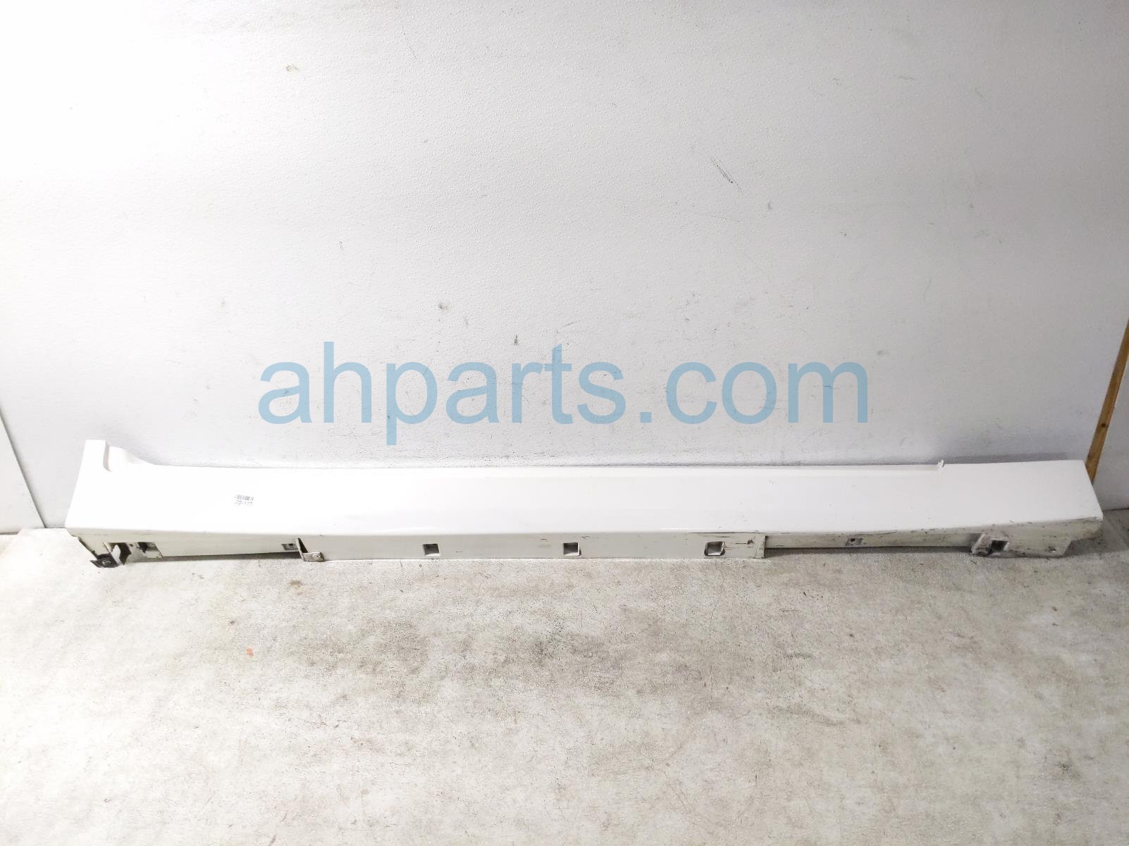 $185 Infiniti RH SIDE SKIRT / MOLDING - WHITE $185 Infiniti RH SIDE SKIRT / MOLDING - WHITE