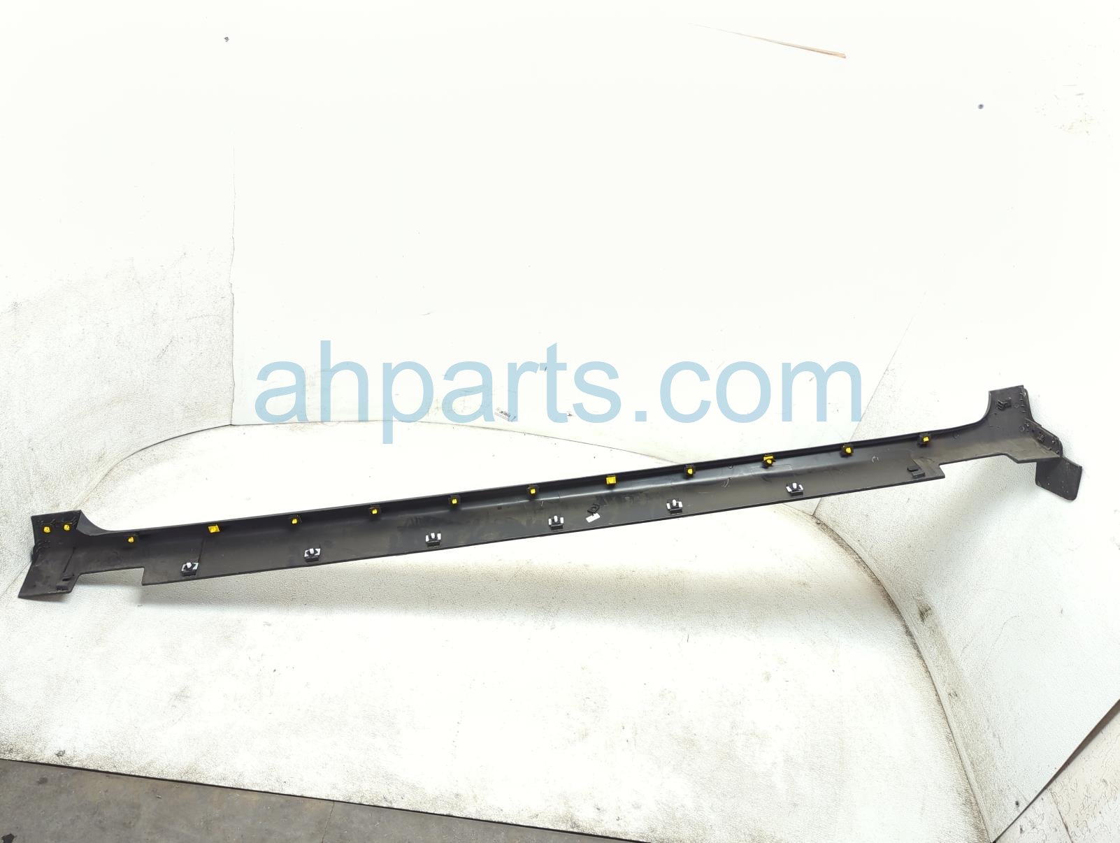 kiruakirua　0605 Sold 2025 Kia Carnival Rocker Trim Passenger Side Skirt / Molding