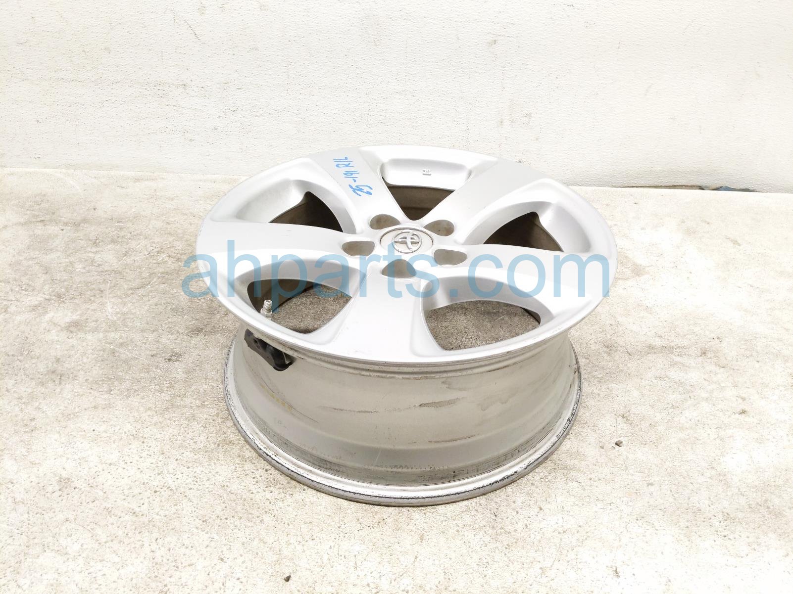 $69 Toyota RR/LH WHEEL / RIM - LIGHT CURB RASH $69 Toyota RR/LH WHEEL / RIM - LIGHT CURB RASH