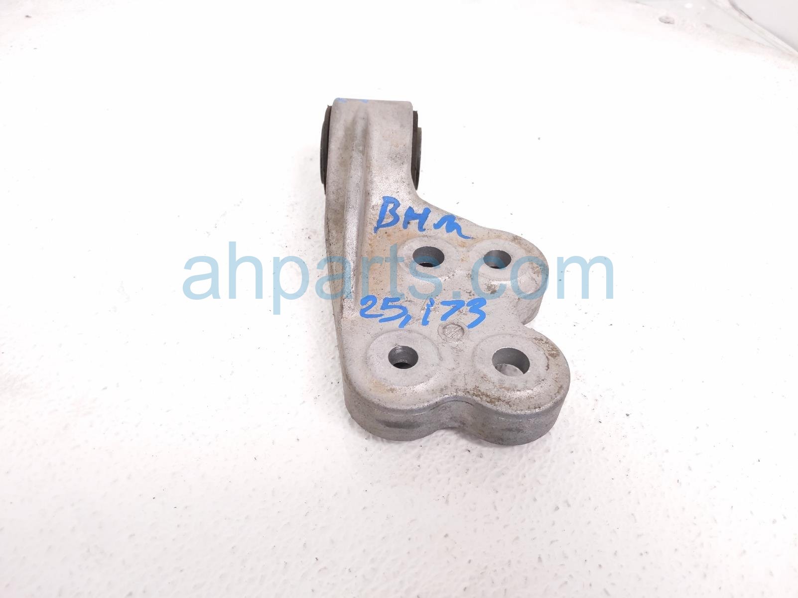 $30 Toyota ENGINE MOVING TORQUE ROD BRACKET