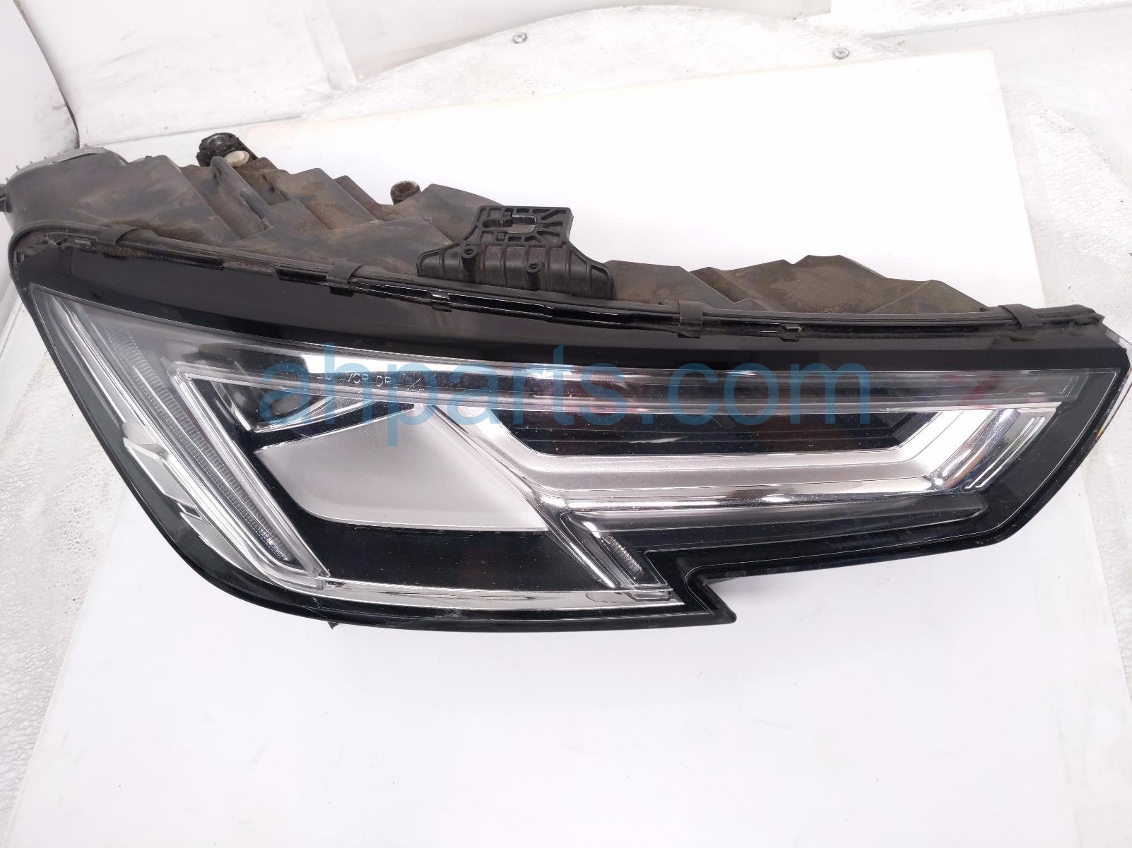 $900 Audi RH HEADLAMP / LIGHT *