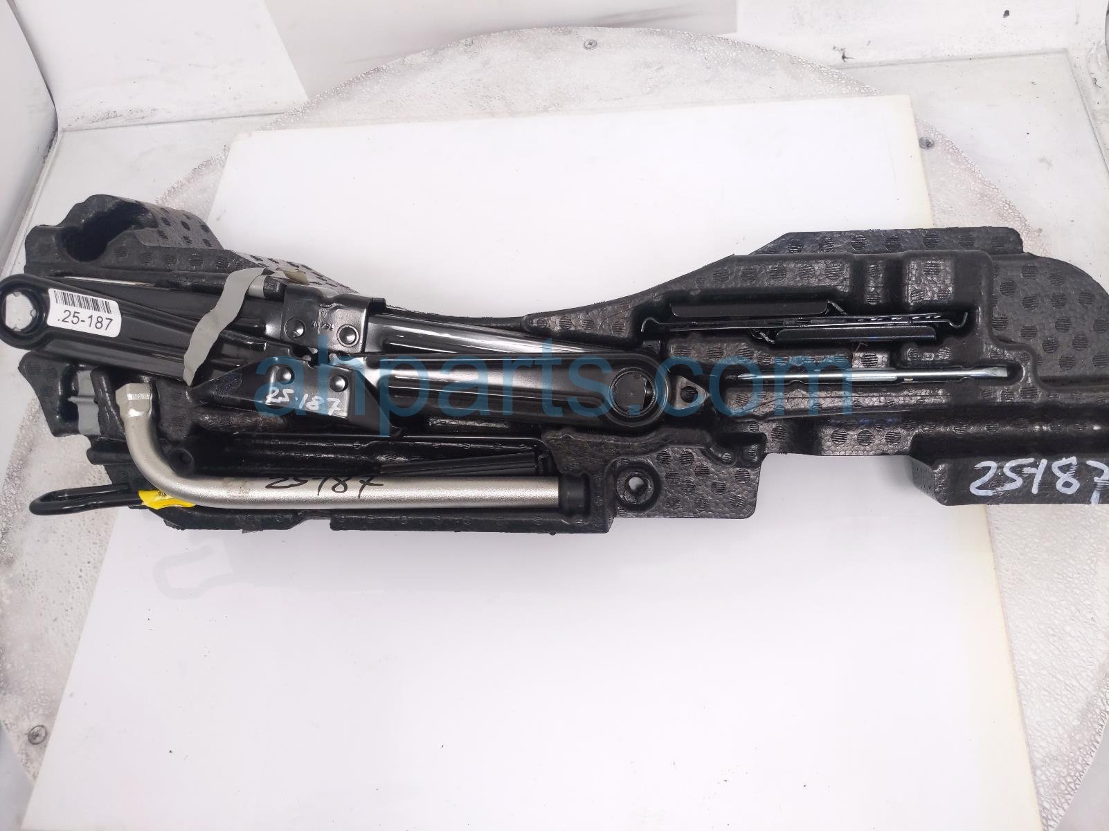 $99 Volkswagen 4 TOOLS + SCISSOR JACK W/FOAM HOLDER