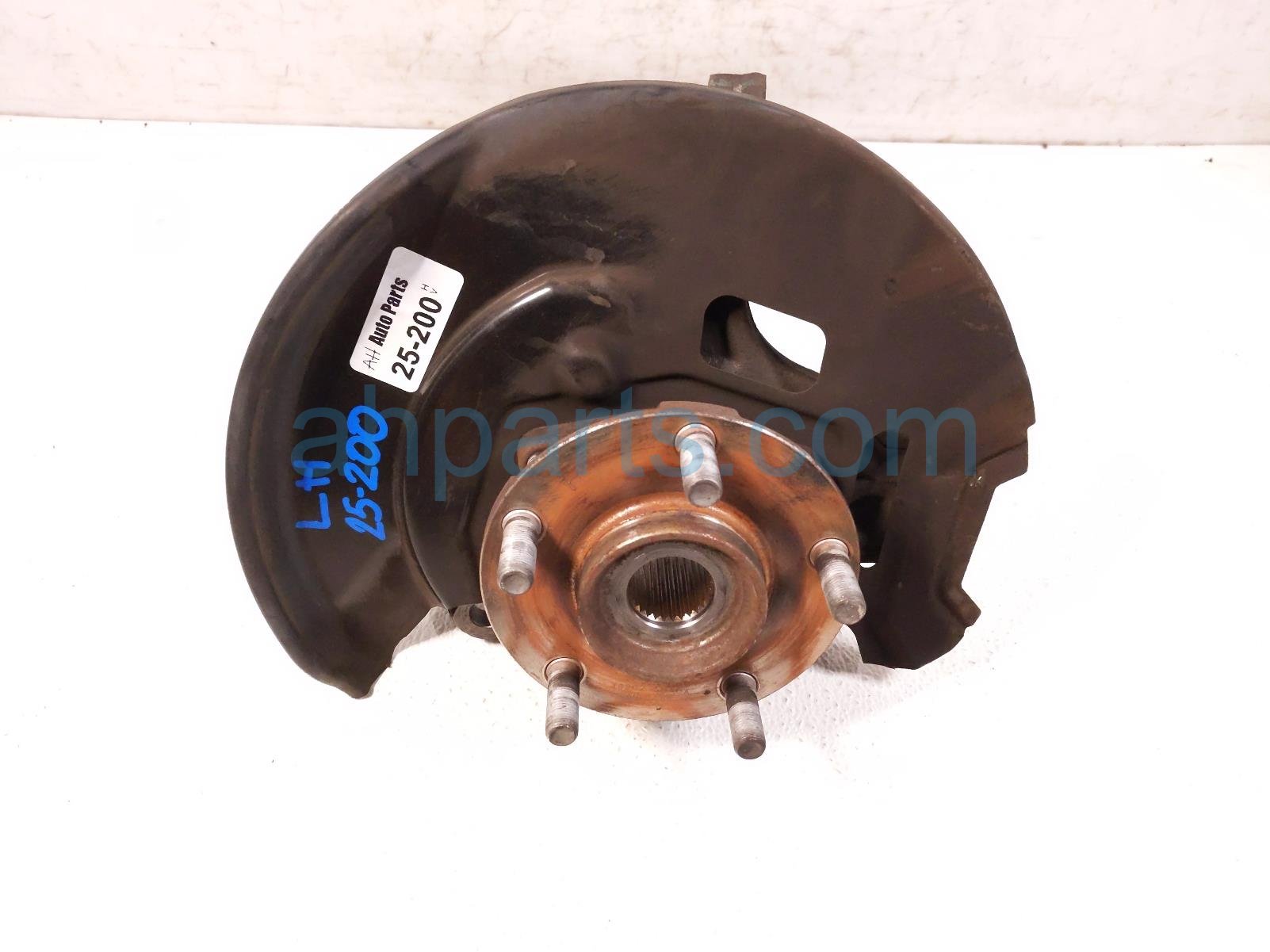 $125 Nissan FR/LH SPINDLE KNUCKLE HUB