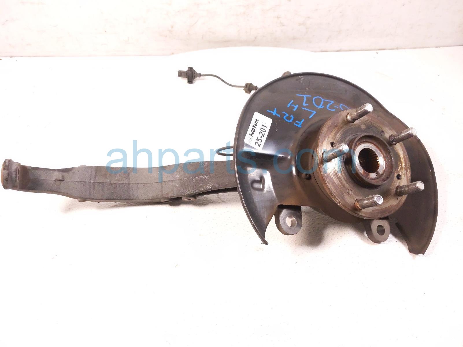 $115 Honda FR/LH SPINDLE KNUCKLE HUB