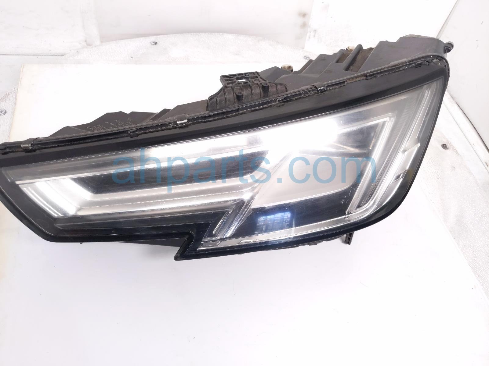 $900 Audi LH HEADLAMP / LIGHT *