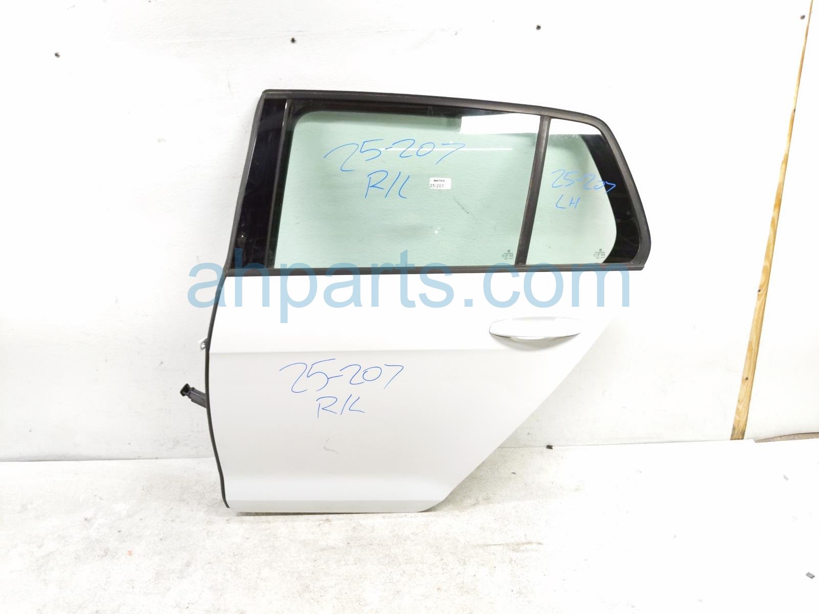 $450 Volkswagen RR/LH DOOR - WHITE - NO INSIDE TRIM* $450 Volkswagen RR/LH DOOR - WHITE - NO INSIDE TRIM*