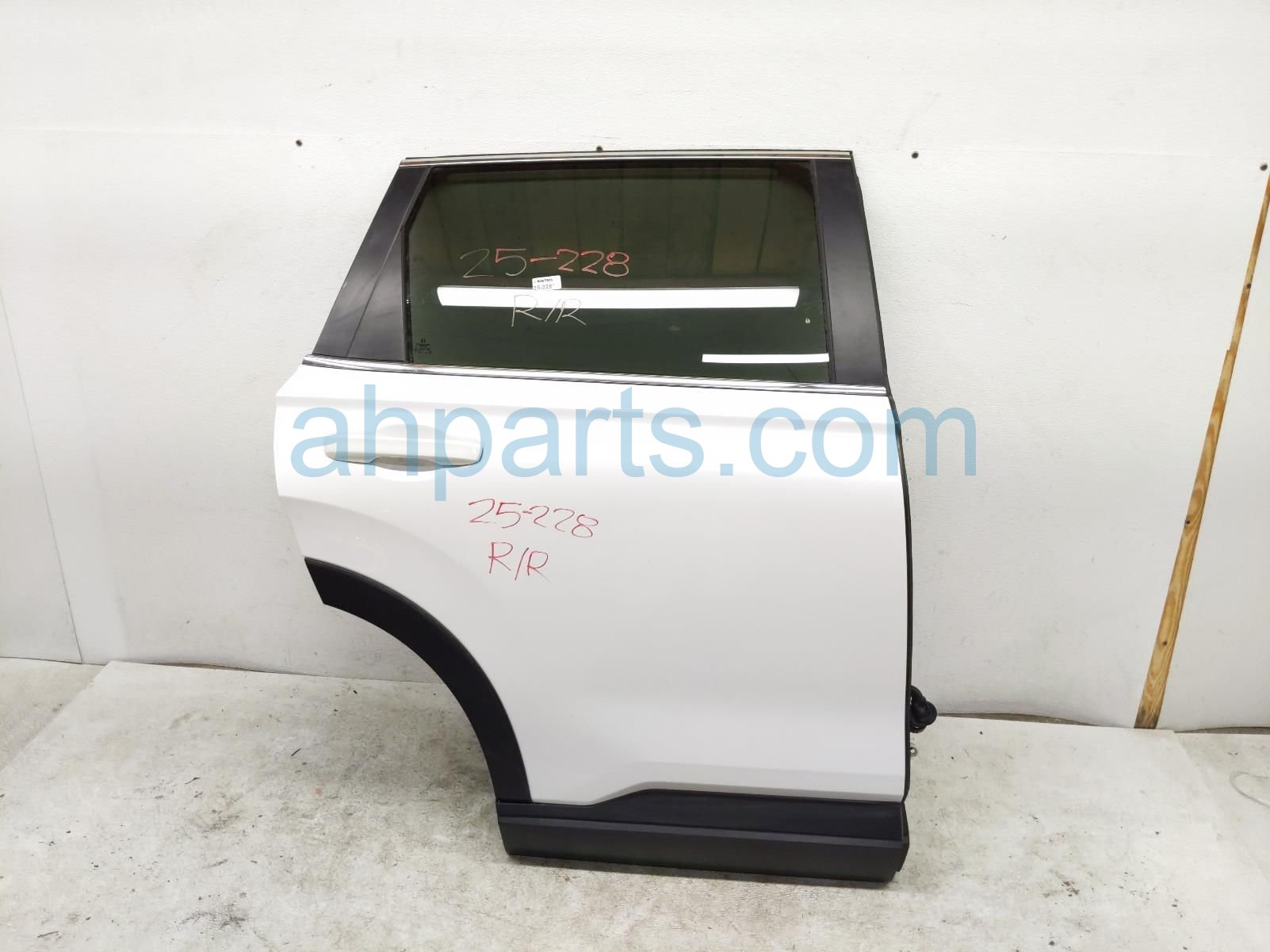 $1045 Honda RR/RH DOOR - WHITE - NO INSIDE TRIM $1045 Honda RR/RH DOOR - WHITE - NO INSIDE TRIM