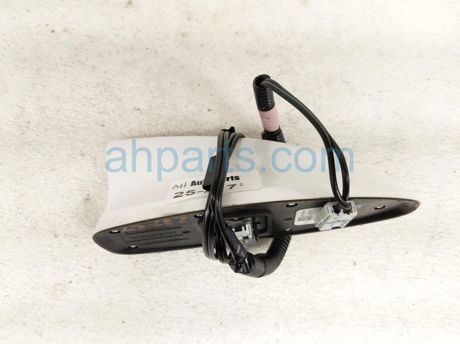 $70 Honda ANTENNA - ROOF MTD - WHITE HOUSING * $70 Honda ANTENNA - ROOF MTD - WHITE HOUSING *