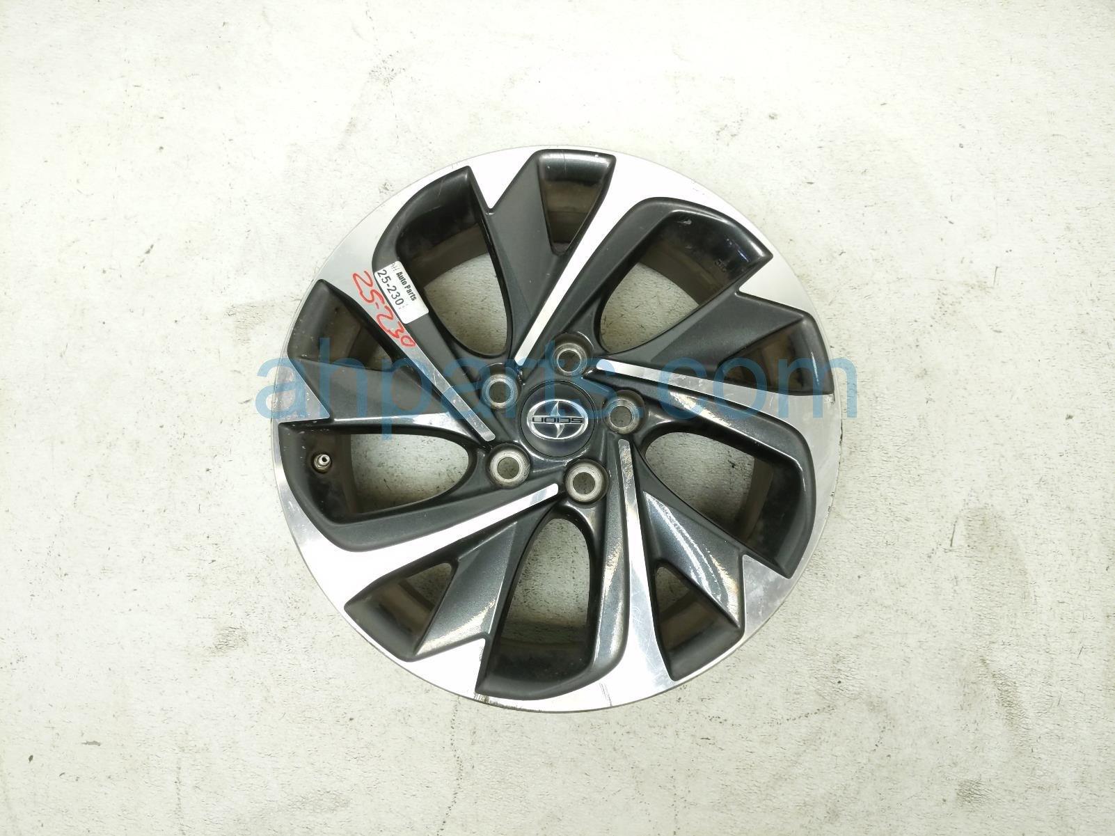 $125 Scion RR/RH WHEEL / RIM - SCRATCHES