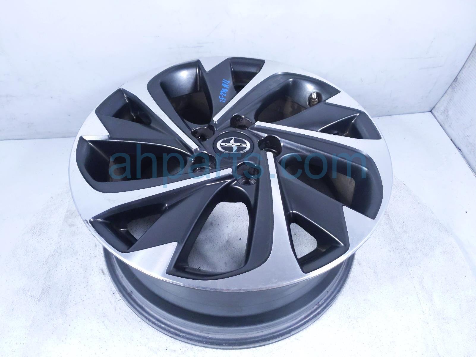 $125 Scion RR/LH WHEEL / RIM - SCRATCHES