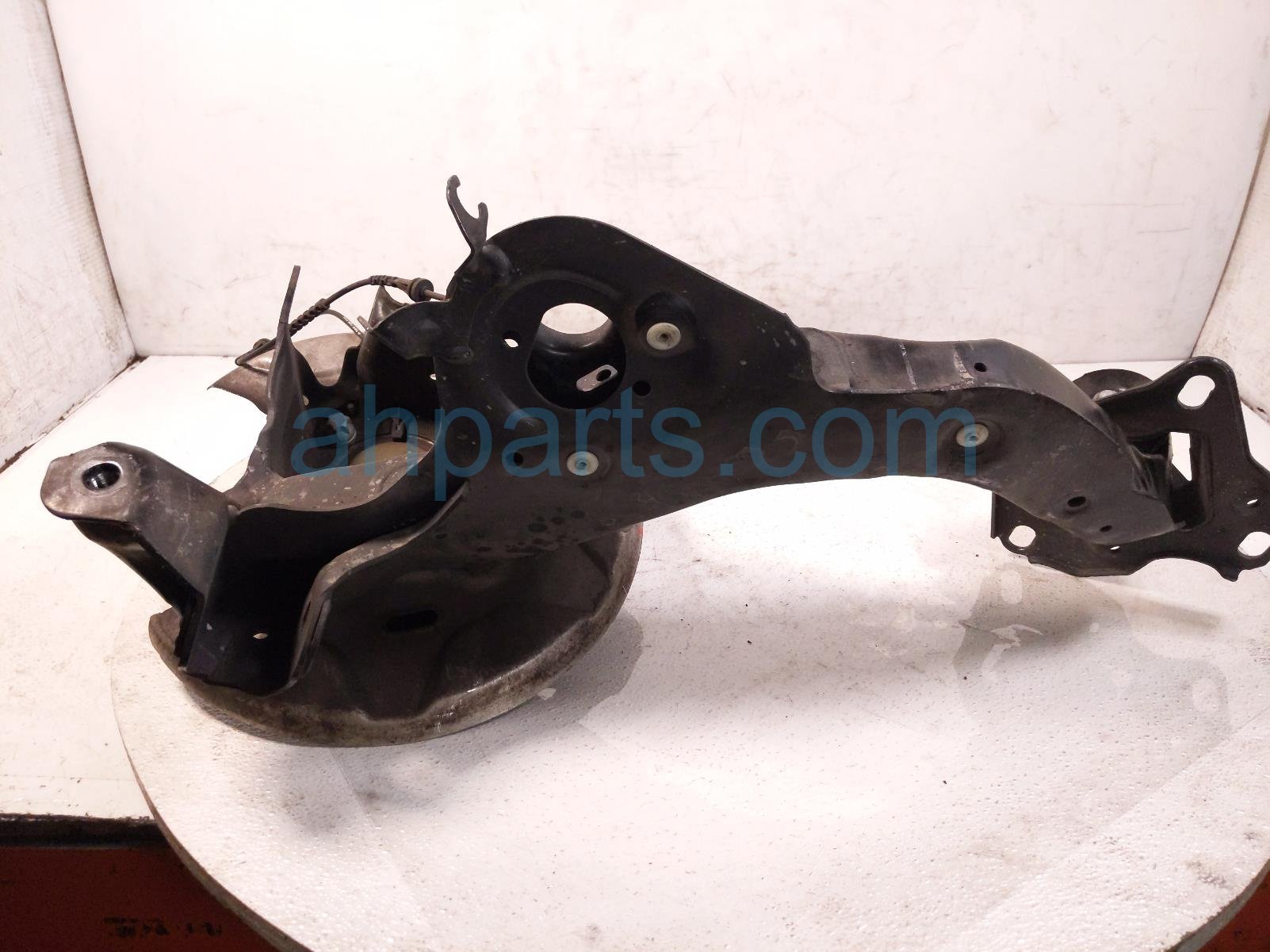 $185 BMW RR/LH TRAILING ARM + KNUCKLE W/HUB