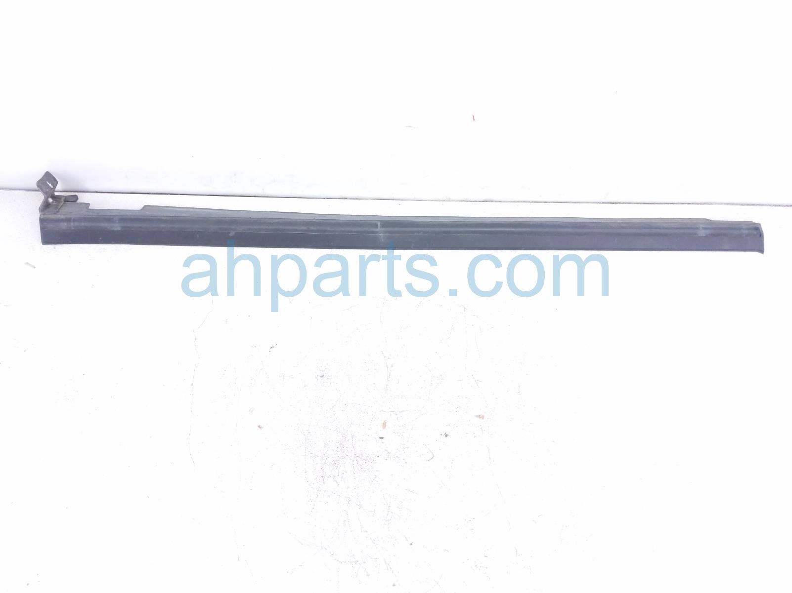 $70 Hyundai LH SIDE SKIRT / ROCKER PANEL * $70 Hyundai LH SIDE SKIRT / ROCKER PANEL *