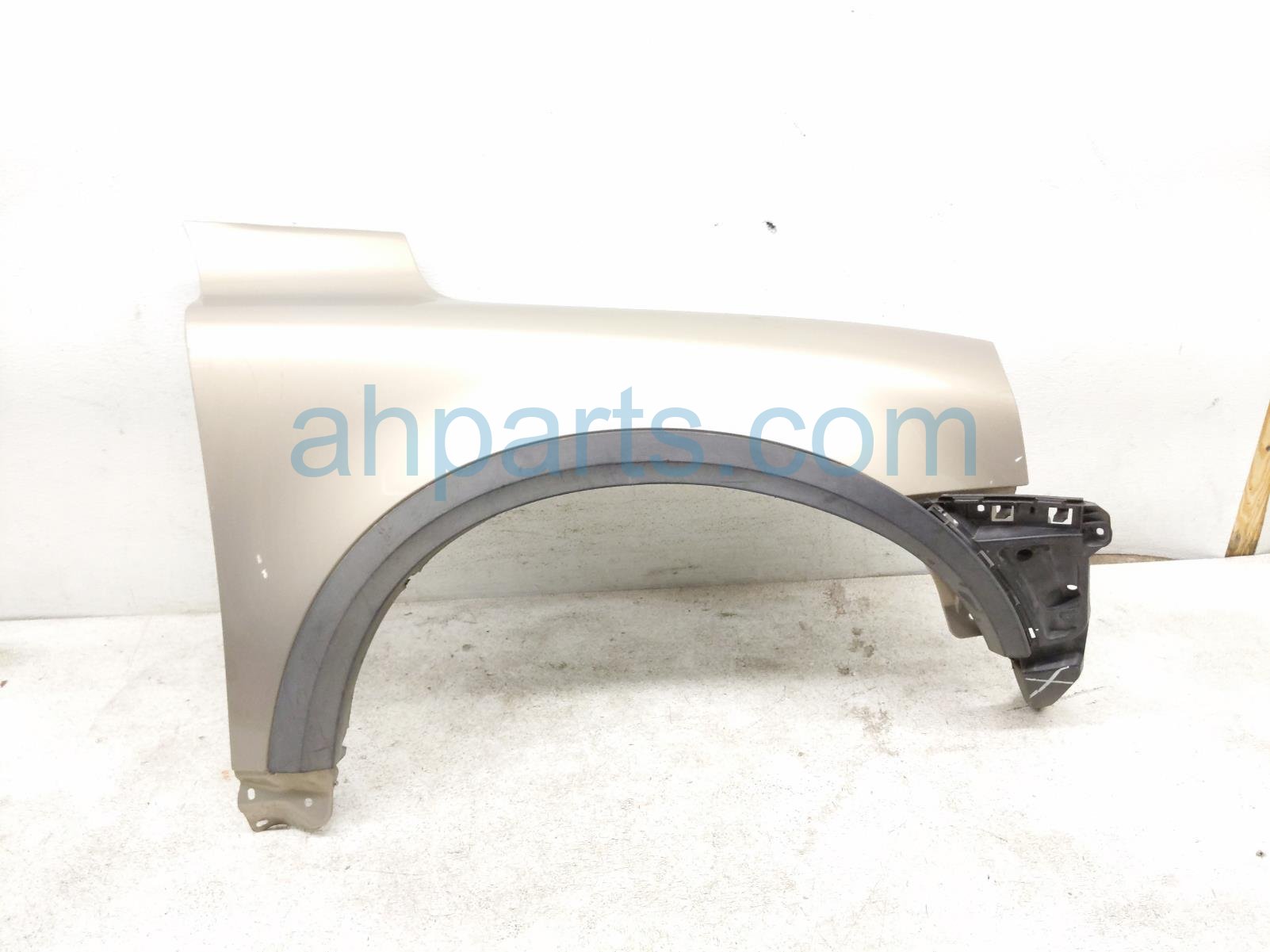 $100 Volvo RH FENDER W/ FLARE - GOLD