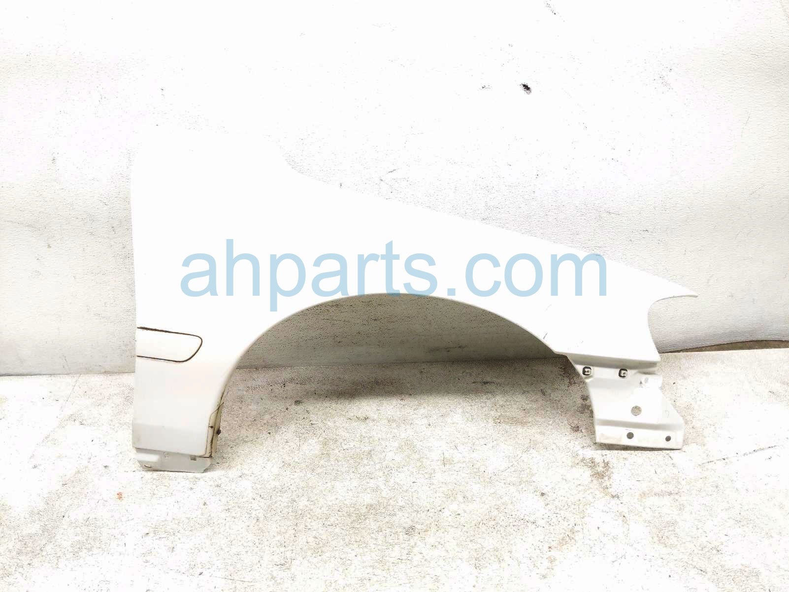 $49 Volvo RH FENDER - WHITE $49 Volvo RH FENDER - WHITE