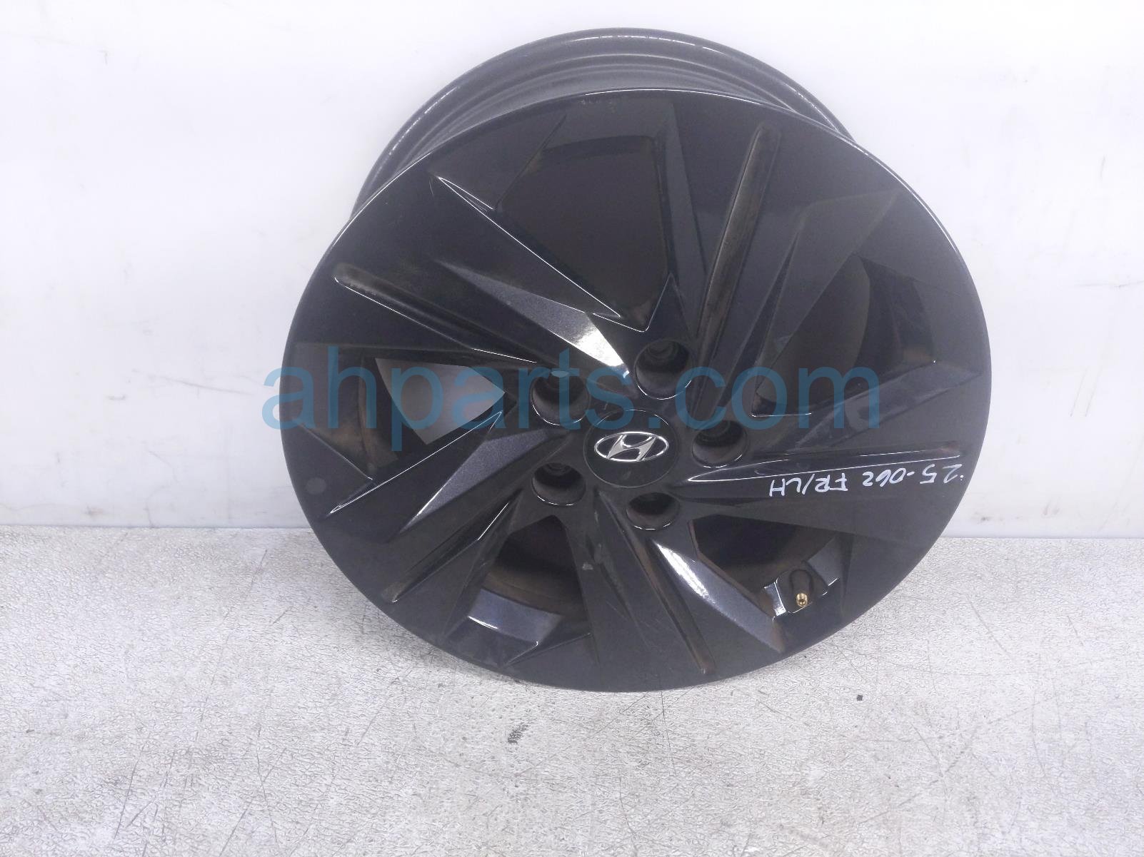 $225 Hyundai FR/LH WHEEL / RIM $225 Hyundai FR/LH WHEEL / RIM
