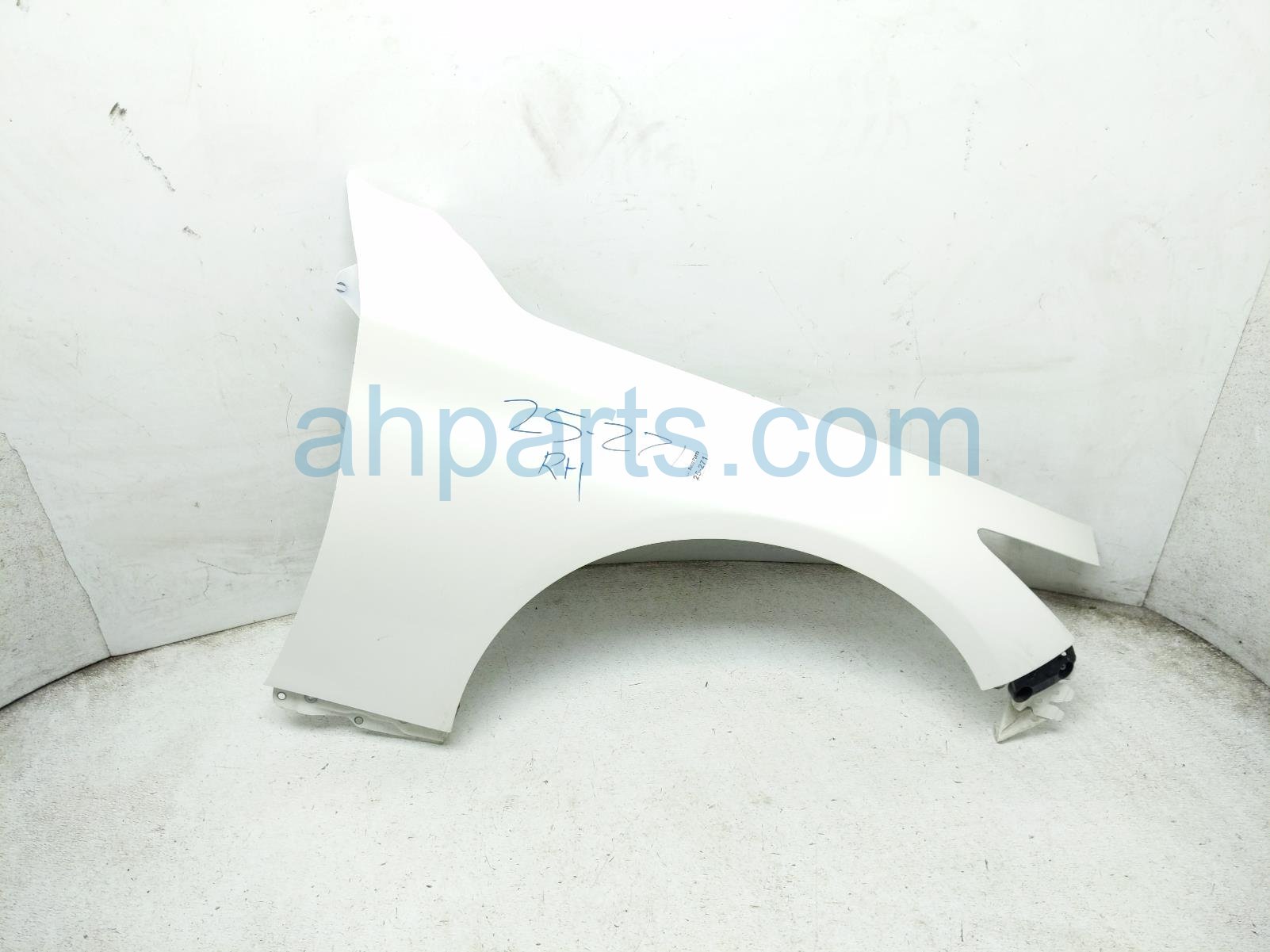 $349 Infiniti RH FENDER - WHITE
