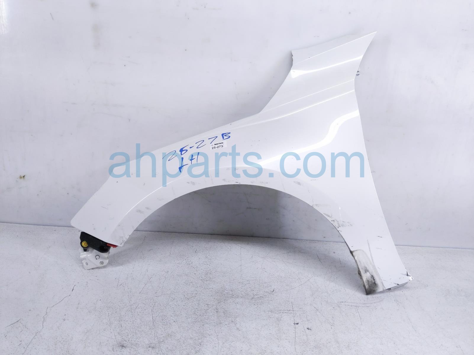 $195 Nissan LH FENDER - WHITE *BENT $195 Nissan LH FENDER - WHITE *BENT