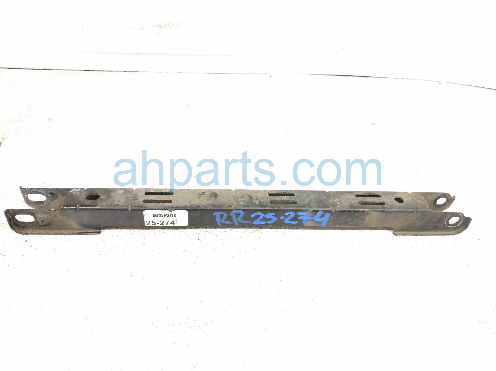 $29 Volvo RR/RH REARWARAD CONTROL ARM -