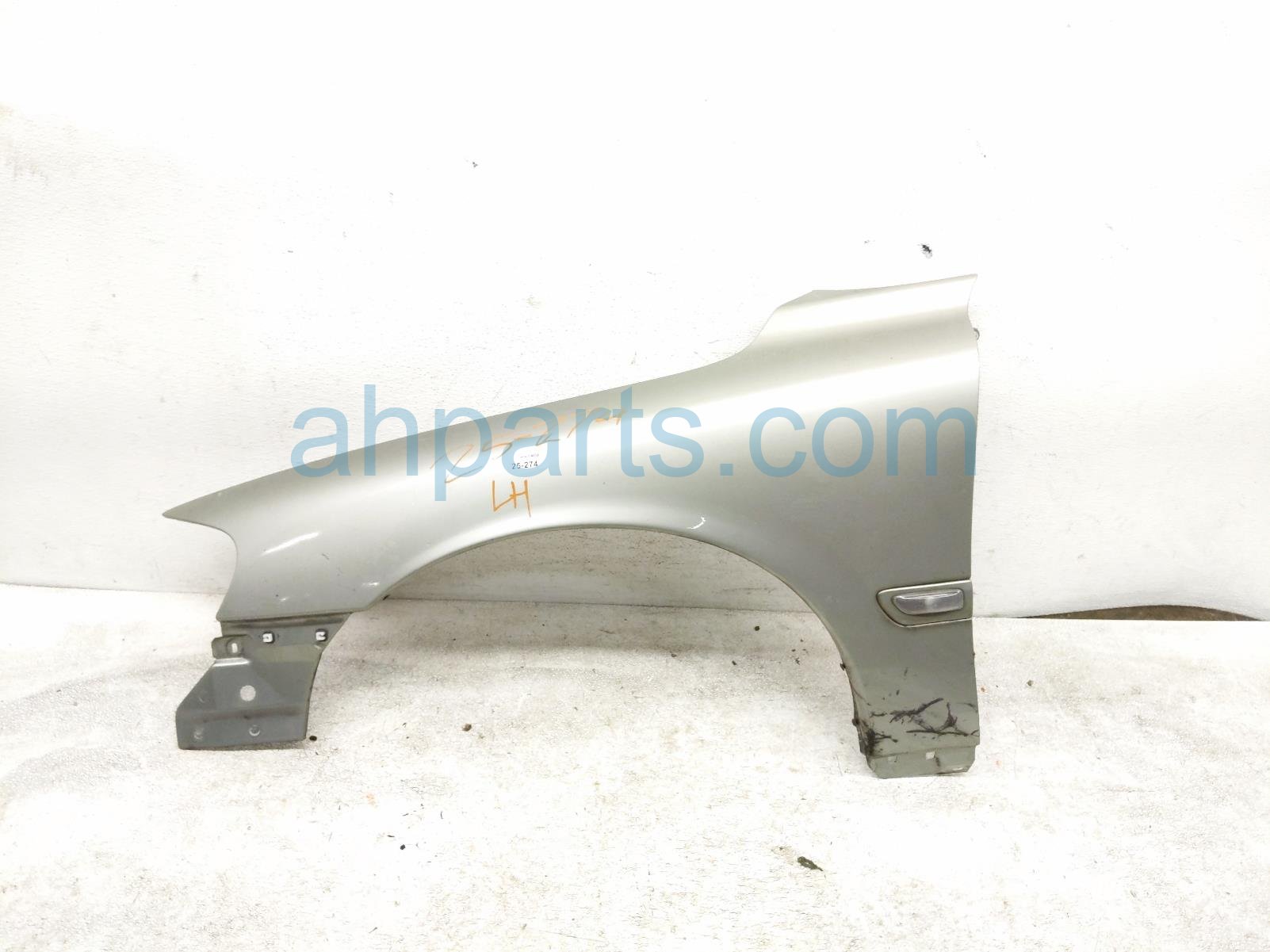 Volvo LH FENDER - SILVER Volvo LH FENDER - SILVER