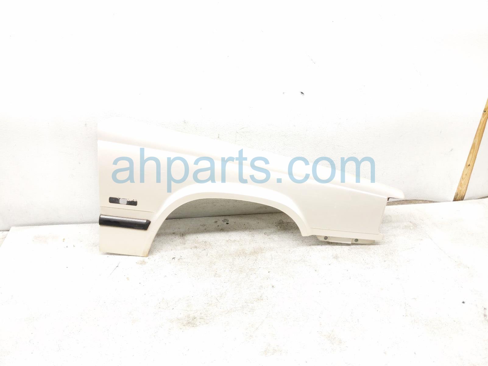 $65 Volvo RH FENDER - WHITE