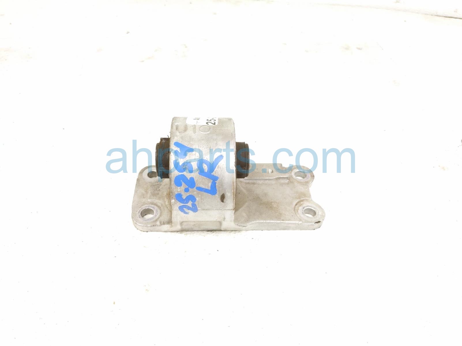 $75 Toyota REAR LH ENGINE MOUNT - 2.5L $75 Toyota REAR LH ENGINE MOUNT - 2.5L