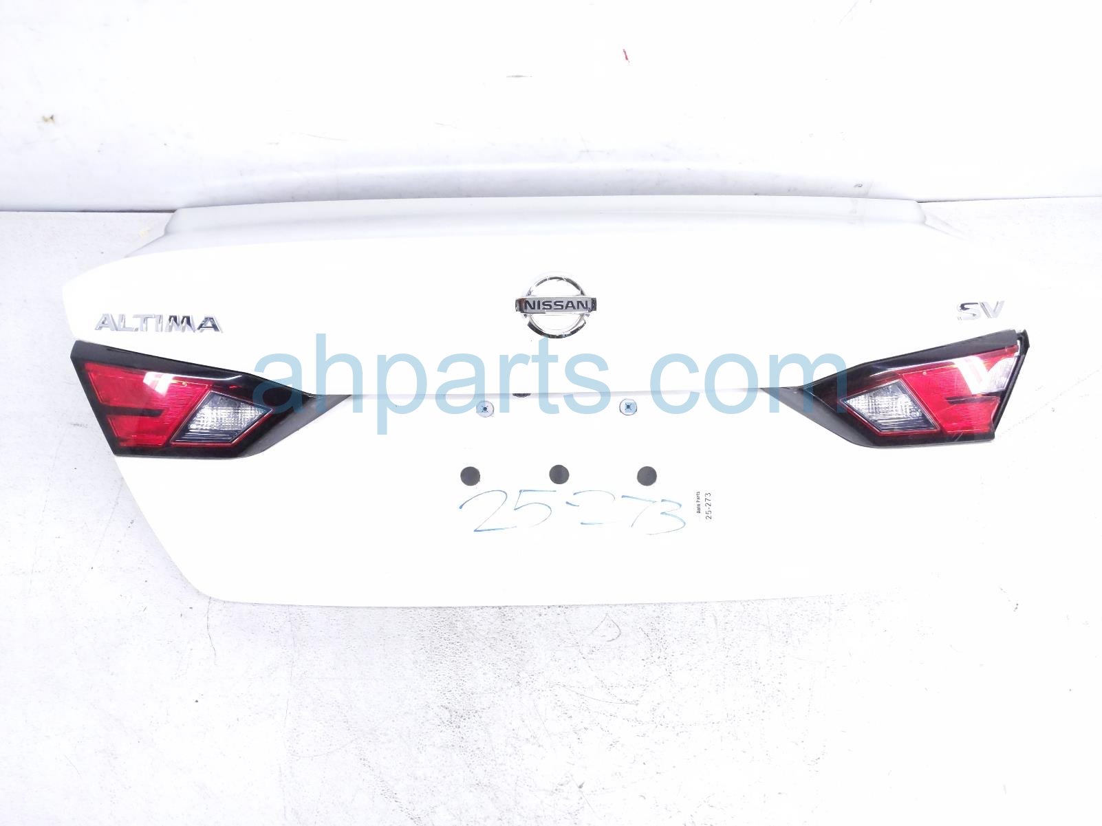 $750 Nissan TRUNK / DECKLID W/ CAM - WHITE $750 Nissan TRUNK / DECKLID W/ CAM - WHITE