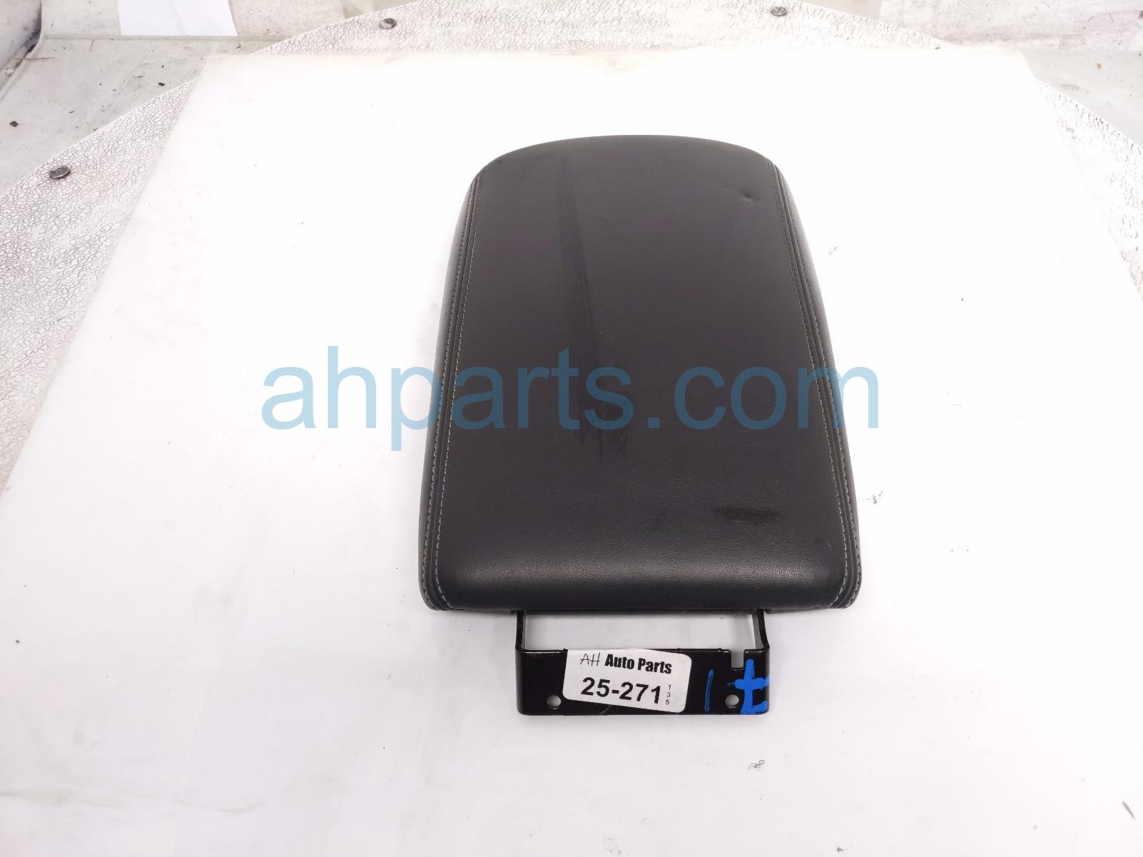 Infiniti CENTER CONSOLE ARMREST LID - BLK Infiniti CENTER CONSOLE ARMREST LID - BLK