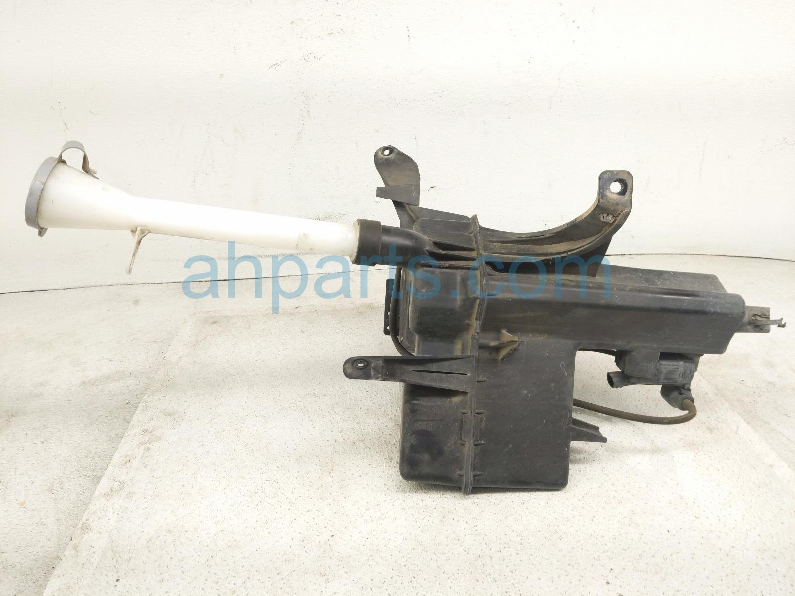 Nissan WINDSHIELD WASHER RESERVOIR TANK Nissan WINDSHIELD WASHER RESERVOIR TANK