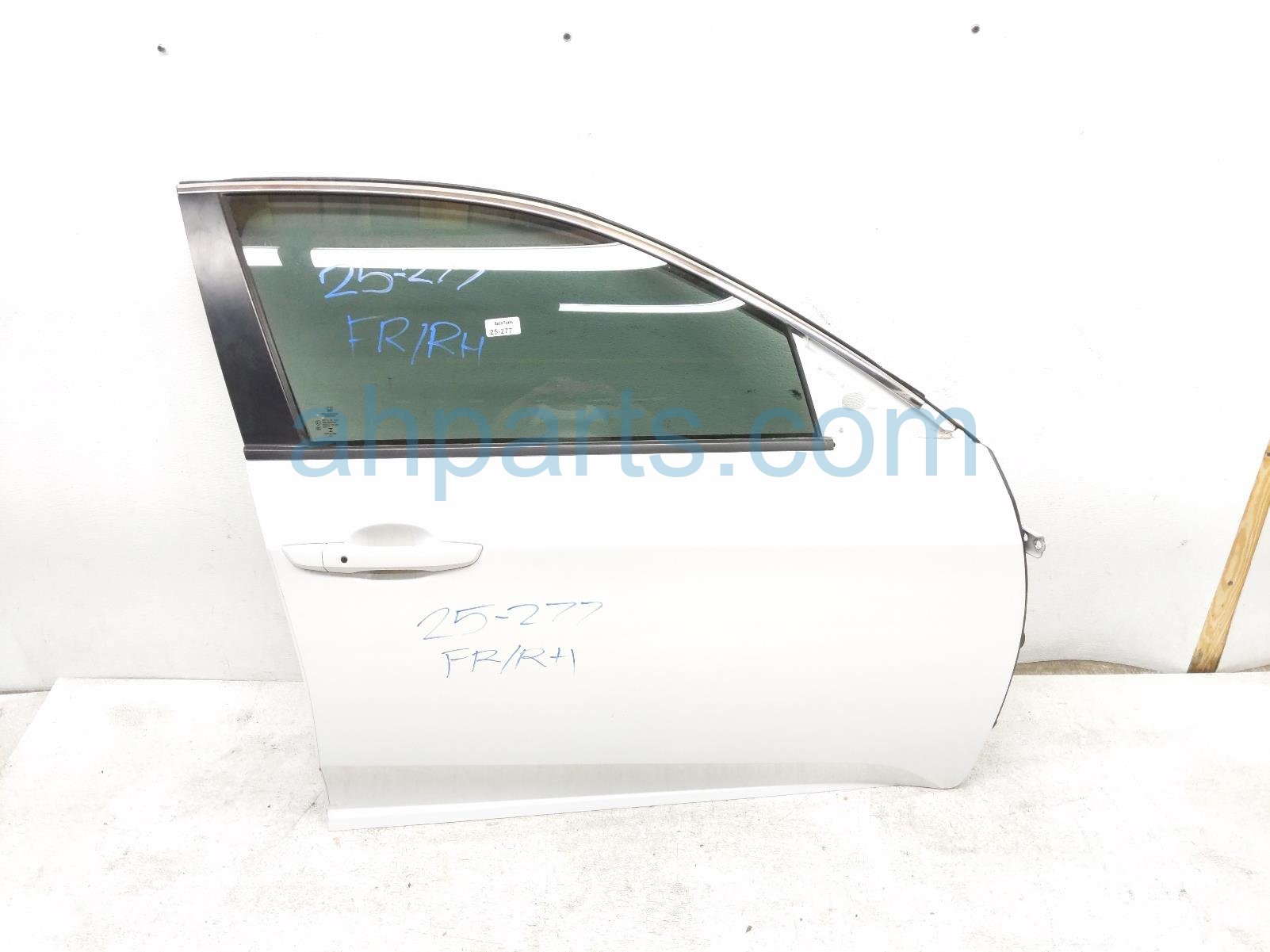 $725 Honda FR/RH DOOR - WHITE - NO MIRROR/TRIM