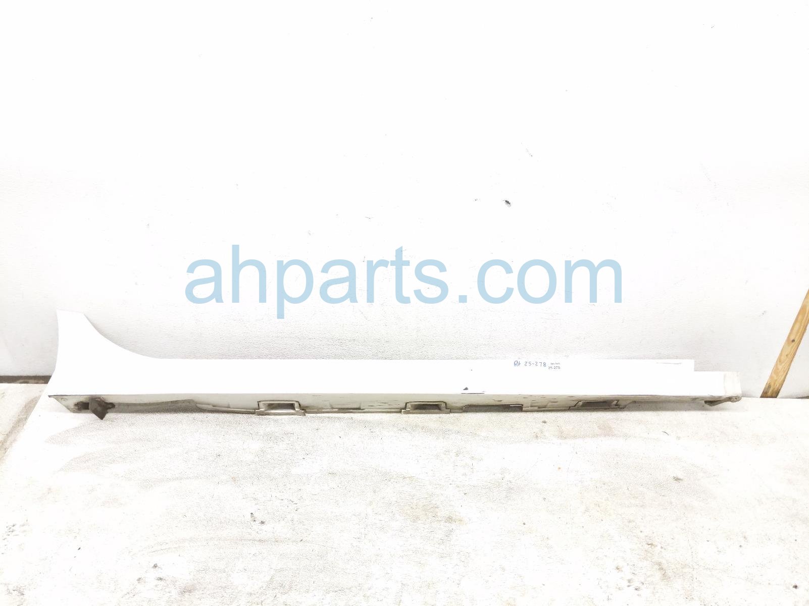 Honda RH SIDE SKIRT / MOLDING - WHITE