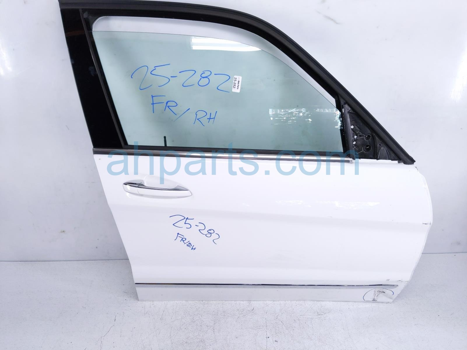Mercedes FR/RH DOOR - WHITE - NO MIRROR/TRIM Mercedes FR/RH DOOR - WHITE - NO MIRROR/TRIM