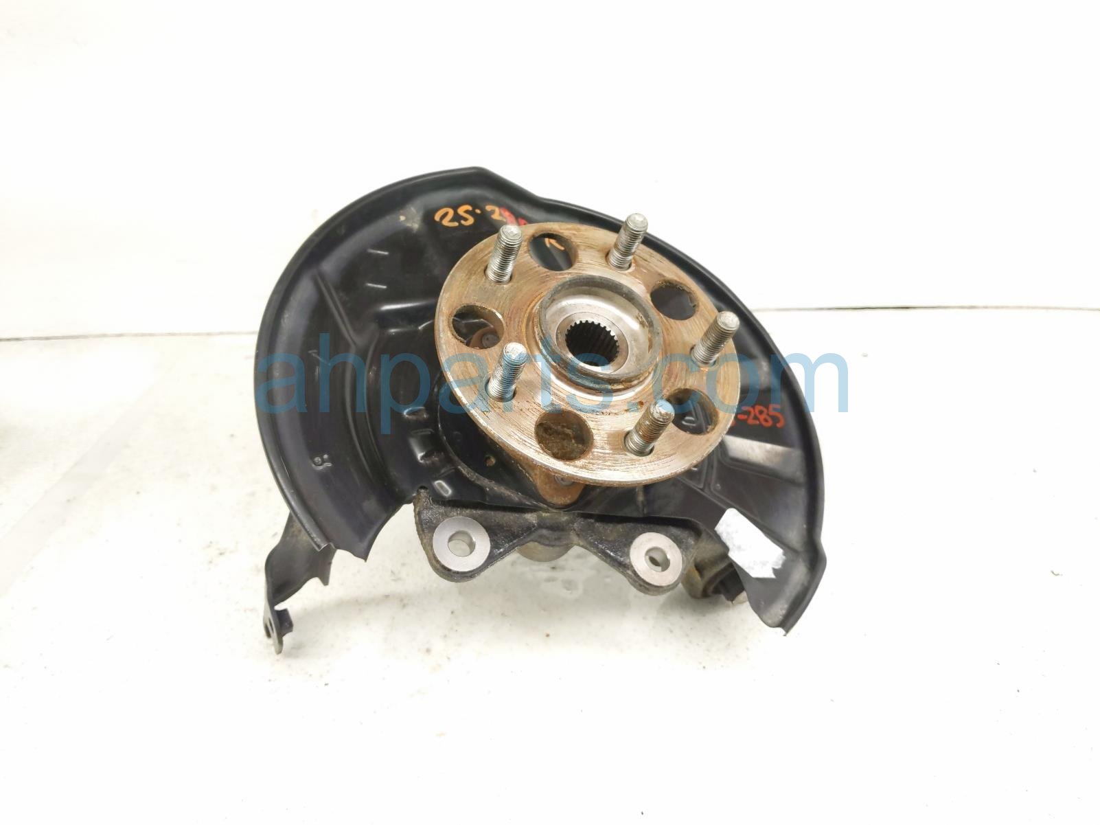 $195 Toyota RR/RH SPINDLE KNUCKLE HUB