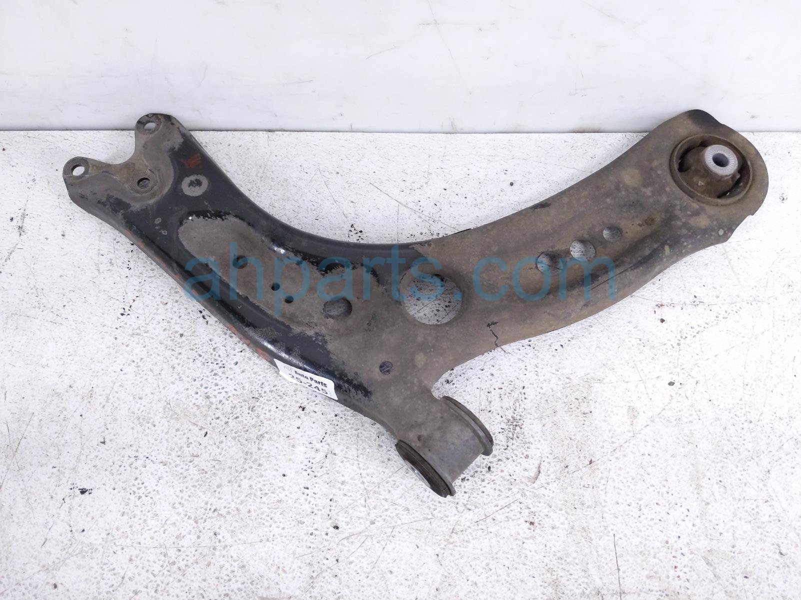 $40 Volkswagen FR/RH LOWER CONTROL ARM