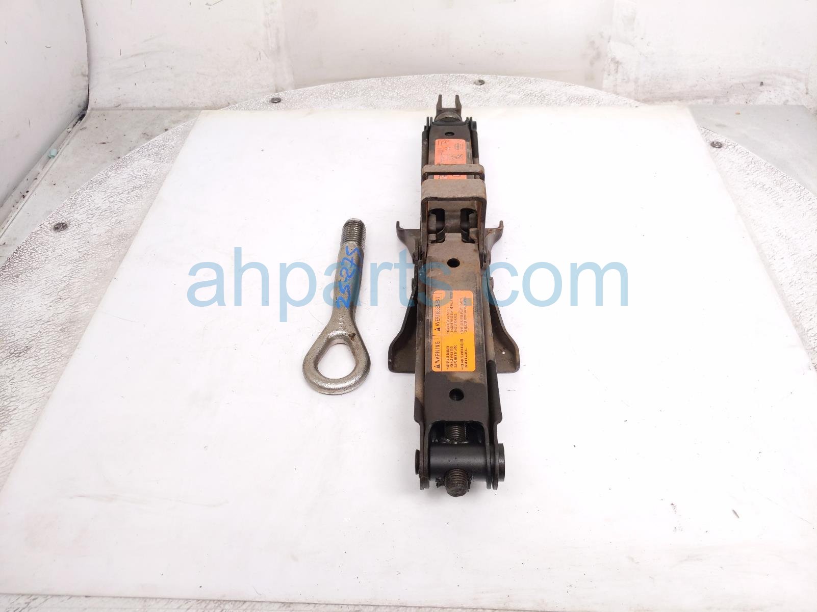 Nissan SCISSOR JACK & TOW HOOK Nissan SCISSOR JACK & TOW HOOK