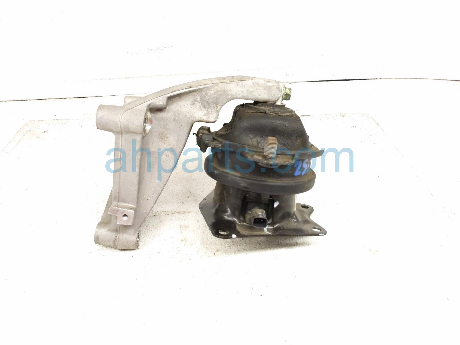 $115 Honda RH REAR ENGINE MOUNT W/BRKT