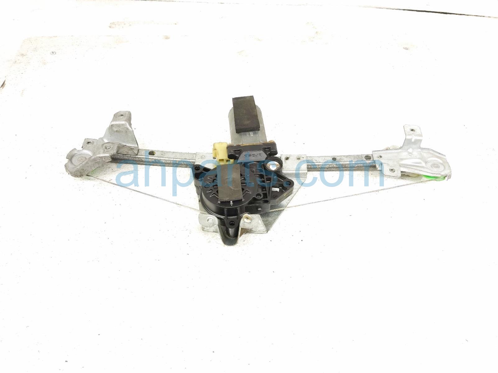 1995 Saab 900 Rear Driver Window Regulator & Motor 32019527 Replacement 1995 Saab 900 Rear Driver Window Regulator & Motor 32019527 Replacement thumbnail