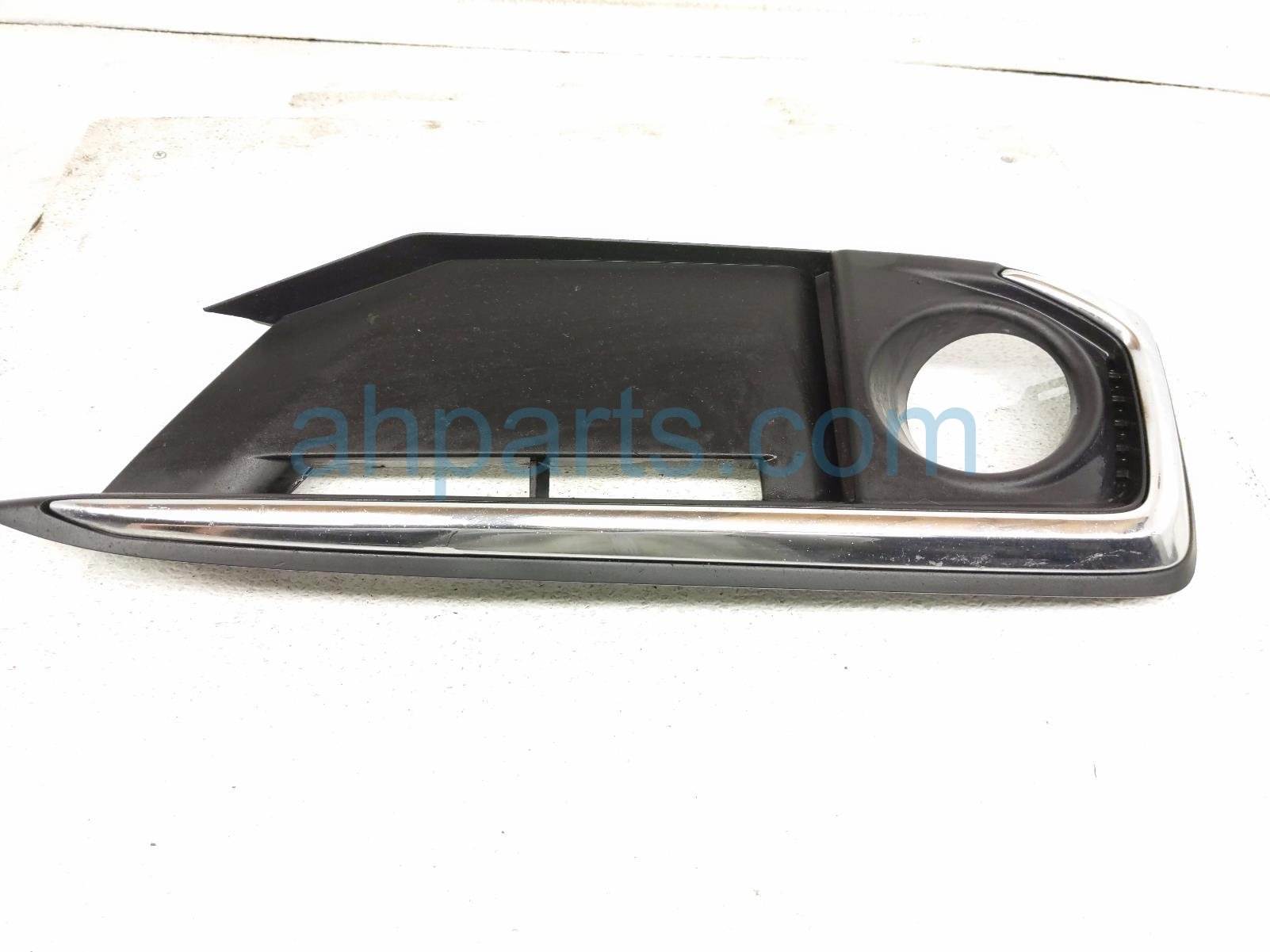 Honda RH FOG LAMP GRILLE BEZEL - 1.5T SDN Honda RH FOG LAMP GRILLE BEZEL - 1.5T SDN