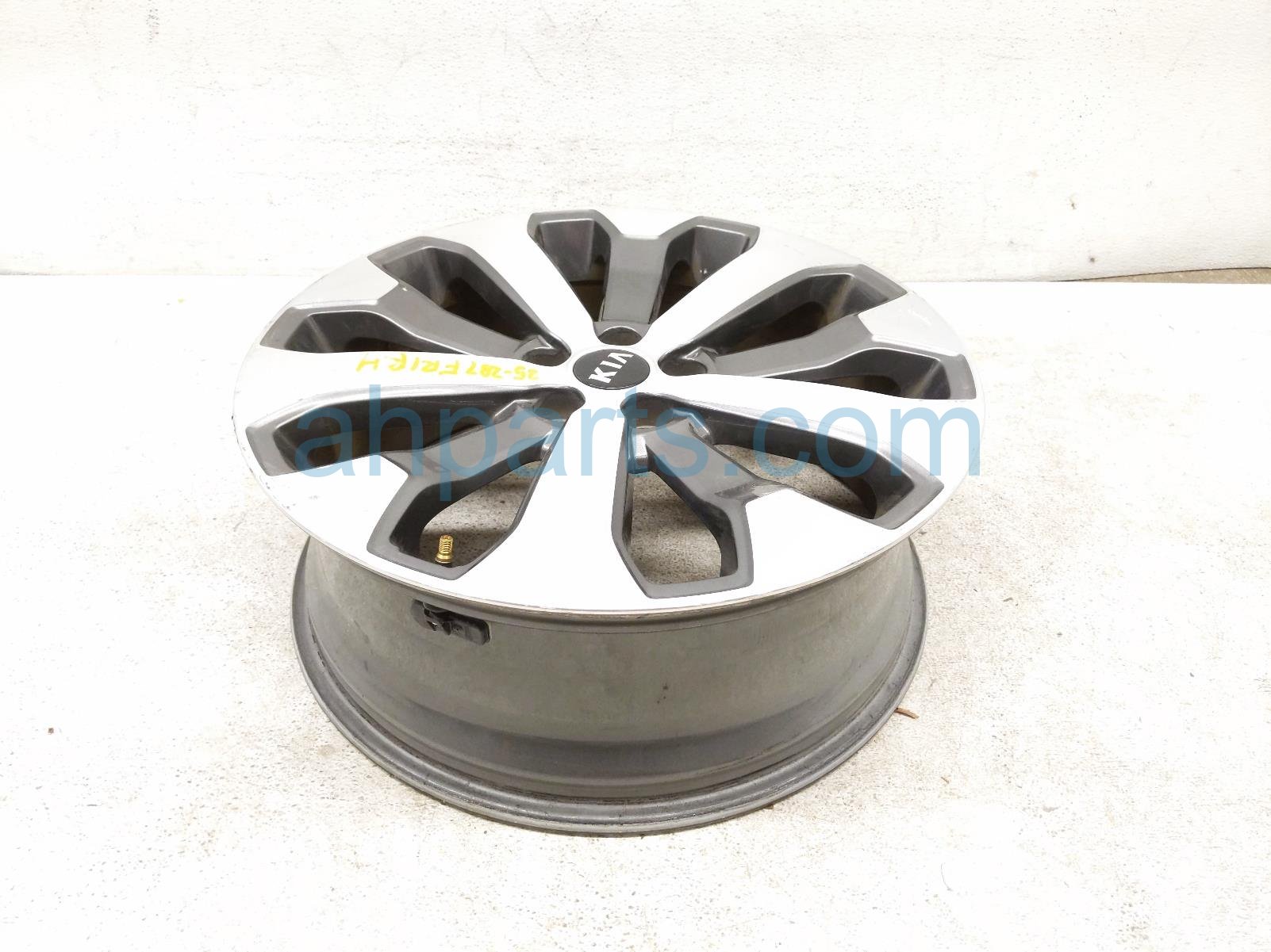 $145 Kia FR/RH WHEEL / RIM -