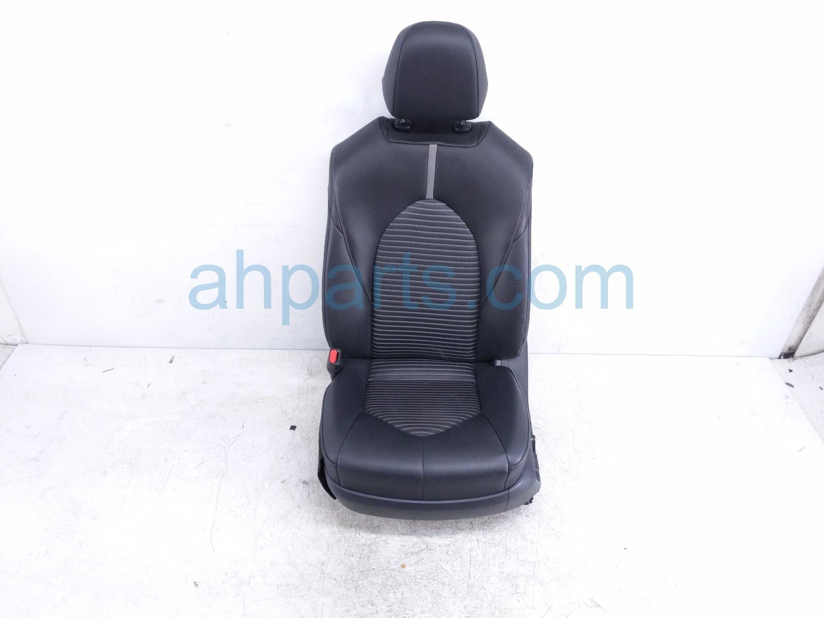 Toyota FR/LH SEAT - BLACK - W/ AIRBAG Toyota FR/LH SEAT - BLACK - W/ AIRBAG
