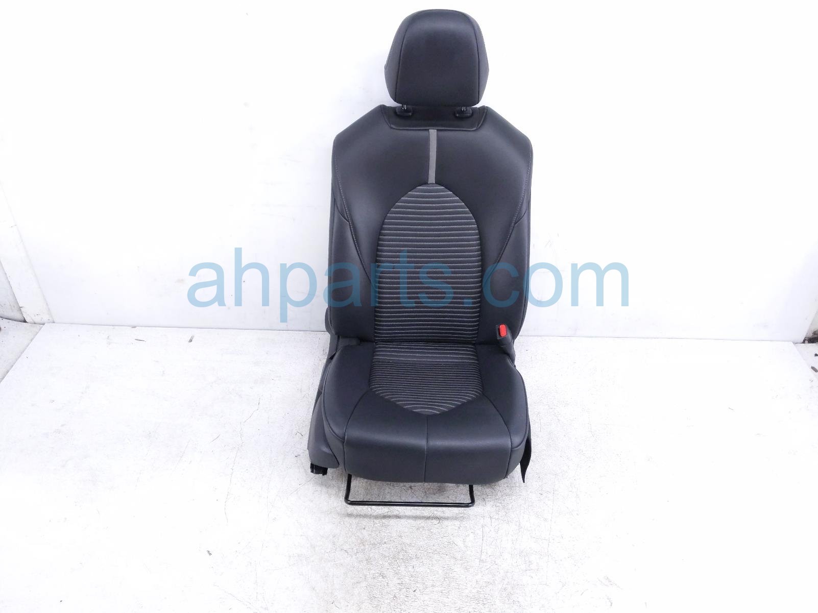 $125 Toyota FR/RH SEAT - BLACK - W/ AIRBAG