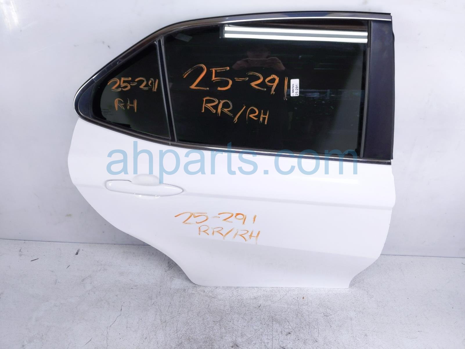 Toyota RR/RH DOOR - WHITE - NO INSIDE TRIM Toyota RR/RH DOOR - WHITE - NO INSIDE TRIM