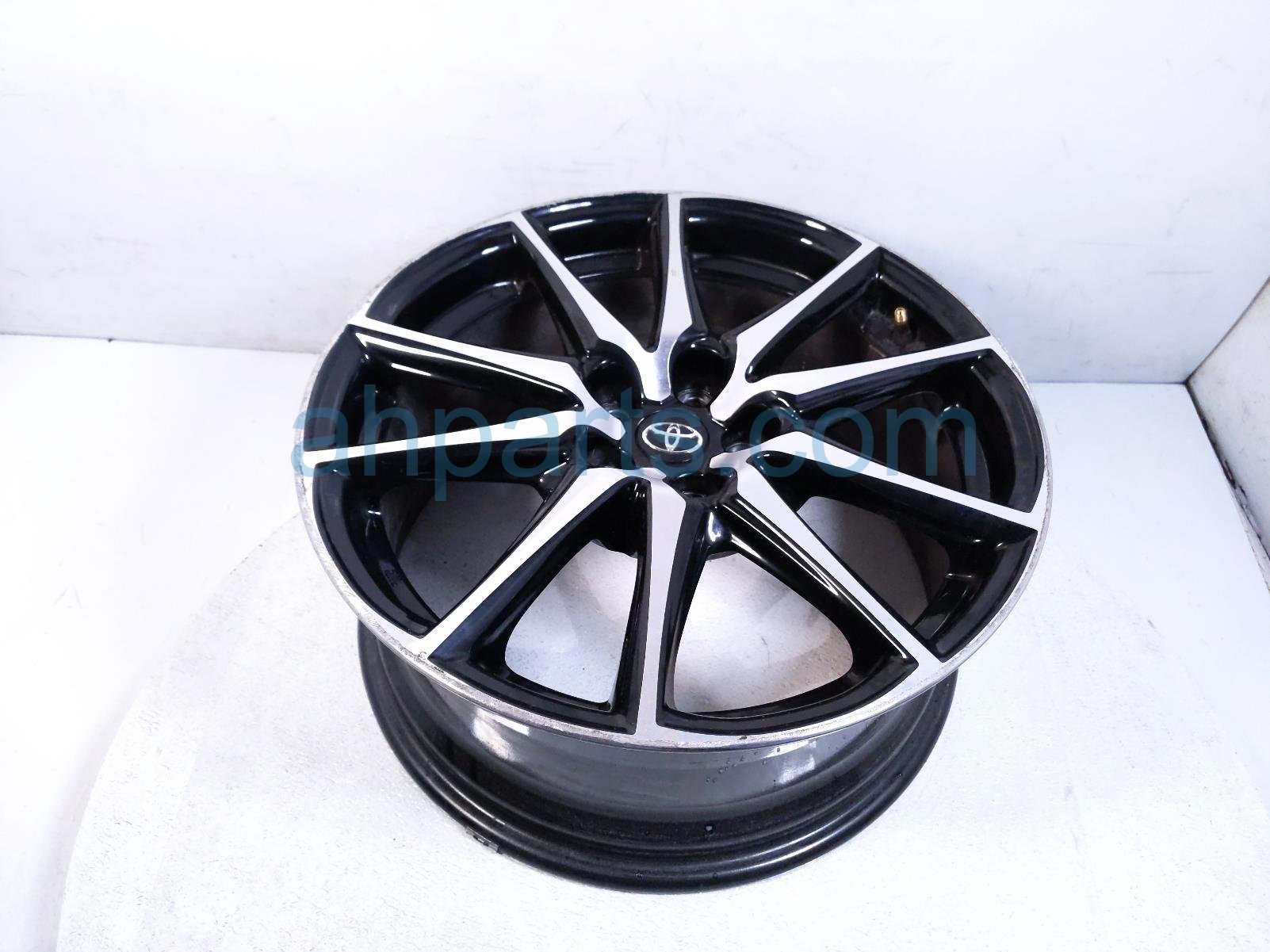 Toyota FR/LH WHEEL / RIM - CURB RASH Toyota FR/LH WHEEL / RIM - CURB RASH